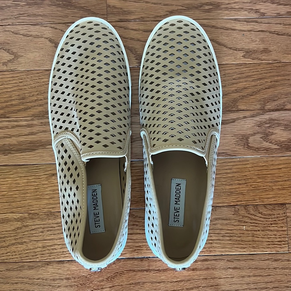 STEVE MADDEN TAN SLIP ONS!